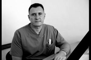 В военном госпитале во время операции умер врач - волонтер