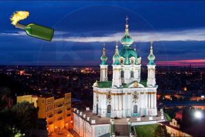 В Киеве в Андреевскую церковь бросали бутылки с зажигательной смесью