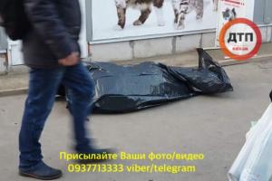 "Упал и умер": На столичной Борщаговке произошла нелепая трагедия