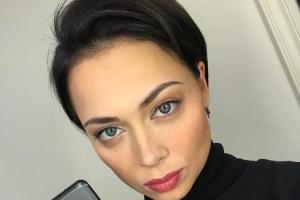"На фоне ковра и с главным напитком из 90-х": Самбурская показала архивное фото
