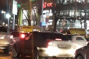 В российской Тюмени 20-летняя автоледи сбила 7 человек на тротуаре
