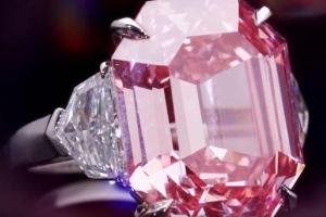 Самый большой и самый дорогой розовый бриллиант был продан за рекордную сумму