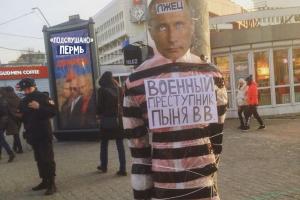 В России чучело Путина привязали к "столбу позора"