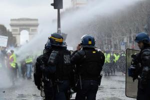Массовые беспорядки на улицах Парижа: полиция применила слезоточивый газ и водяную пушку