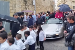 На Мальте роскошный Porsche, в котором ехал архиепископ, тянули канатами 50 детей - видео