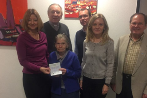 В Германии украинка 94-году получила свой первый паспорт в жизни