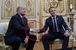 "Это харассмент?" Сеть обсуждает странное рукопожатие Трампа и Макрона