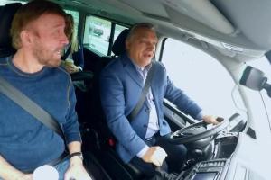 Чак Норрис покатался по Будапешту с премьером Венгрии Орбаном