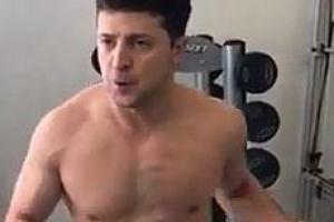 "Без футболки, но в шортах": Зеленский показал видео со спортзала