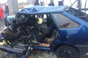 В Днепре легковушка врезалась в столб: есть пострадавшие