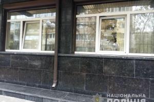 В Киеве задержали мужчину, бросившего камни в здание Генпрокуратуры