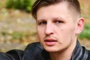 Украинский рок-певец во время концерта рухнул под сцену: видео