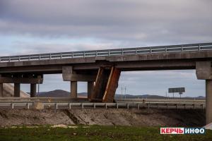 У грузовика оторвало кузов под Керченским мостом - видео