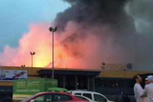 В Санкт-Петербурге загорелся огромный супермаркет: опубликовано видео