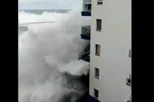 Сильный шторм сносит балконы в прибрежных отелях на острове Тенерифе - видео