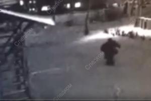 Драка 10-летней россиянки и педофила попала на видео: девочке удалось сбежать