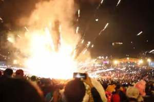 В Мьянме во время фестиваля фейерверков на зрителей рухнул огненный шар: кадры