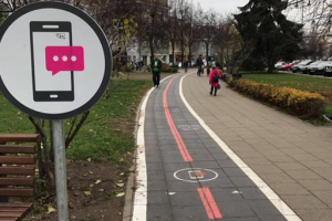 В Вильнюсе сделали отдельный тротуар для тех, кто печатает в смартфоне на ходу