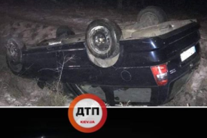 На трассе Киев-Ирпень евроавто слетело в кювет, пьяный водитель сбежал