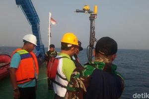 Крушение самолета в Индонезии: "черный ящик" обнаружили на 30-метровой глубине