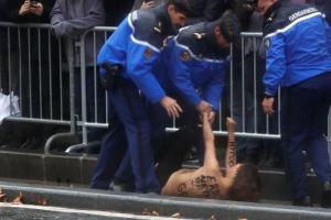 Активистки Femen прорвались к кортежу Трампа в Париже