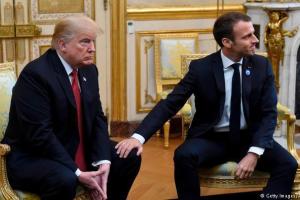 На встрече в Париже Макрон потрогал коленку Трампа: видео