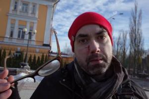 В Киеве праворадикалы избили канадского журналиста