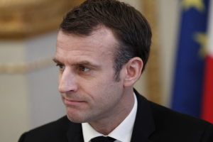 СМИ предположили, что Макрон может пообещать "желтым жилетам"