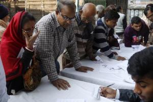 Во время парламентских выборов в Бангладеш погибли два человека