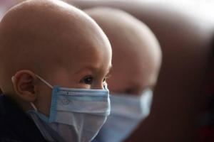 Скандал в России: жильцы многоэтажки требуют выселить из квартиры онкобольных детей