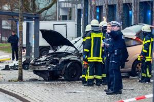В Германии автомобиль влетел в толпу на остановке: полиция рассматривает версию попытки суицида