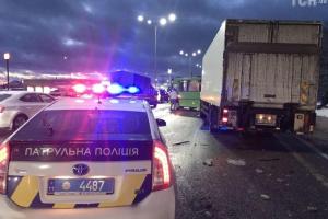 Под Киевом грузовик врезался в маршрутку: 6 пострадавших