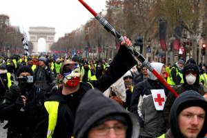 Во Франции возобновились протесты "желтых жилетов": полиция задержала десятки человек