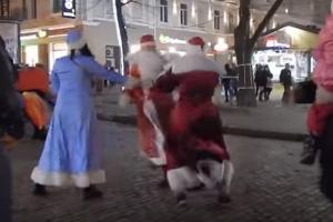 Не поделили "хлебное место": В Одессе подрались два "Деда Мороза"