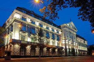 В Киеве за систематическое получение взяток задержали ректора вуза с подельниками