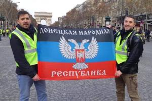 Во Франции протестующие "желтые жилеты" развернули флаг "ДНР": комментарий Пономаря