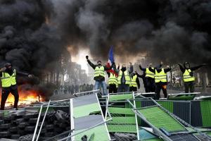 В Париж стянули более 5000 полицейских, в ход пошел слезоточивый газ