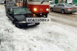 ​​В Харькове трамвай снес два припаркованных автомобиля