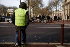 Во Франции "желтые жилеты" отрезали голову кукле Макрона