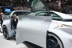 В Италии презентовали автомобиль без руля и сидений