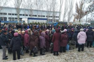 Луганск предновогодний: очередь за яйцами растянулась на десятки метров