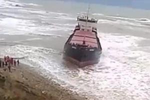 В районе Крымского моста корабль сел на мель