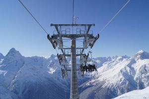 В России туристы застряли на канатной дороге в горах: видео