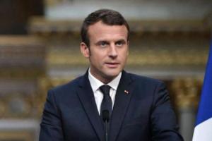 Протестующие забросали Макрона в Париже яйцами