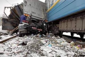 Поезд "Лисичанск - Ужгород" снес фуру на Харьковщине