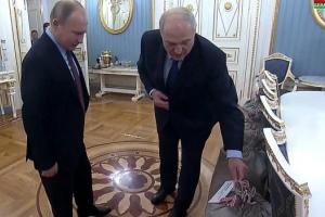 Долго думали: Лукашенко подарил Путину неожиданный подарок на Новый год