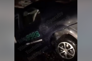 В Киеве такси Uber провалилось в яму на дороге