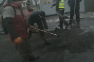 "Плохо прилипло": В Лисичанске снимают свежеуложенный асфальт