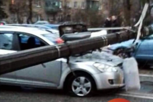 В Киеве на автомобиль упал столб