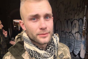 Обнародовано фото военного, который первым пришел на помощь пострадавшим от взрыва во Львове